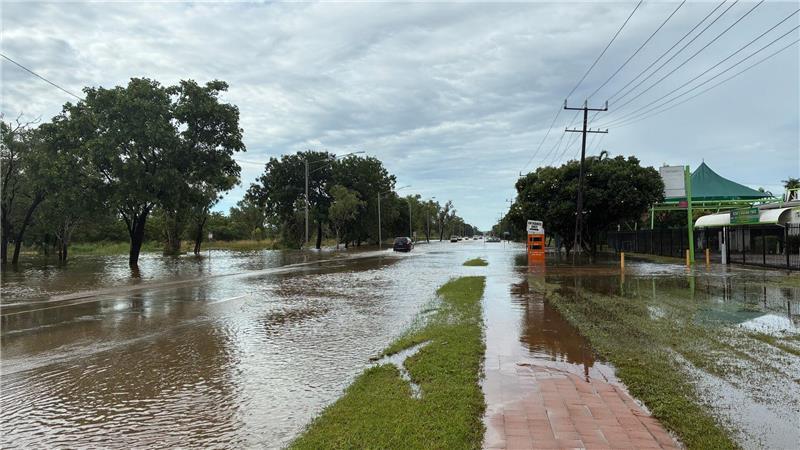 Die Behörden warnten die Menschen davor, sich in die Fluten zu begeben - denn dort lauern Krokodile.
