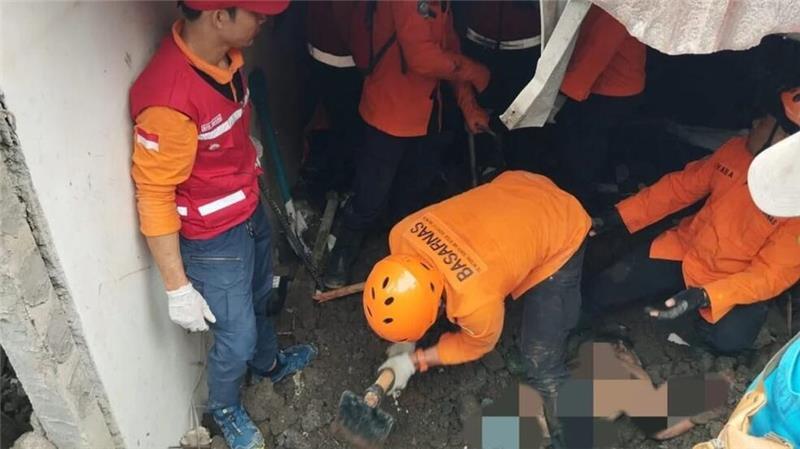 23 Tote bei Erdrutschen auf Bali und Java Die Behörden warnten vor weiteren Risiken und forderten die Menschen auf, sehr vorsichtig zu sein.