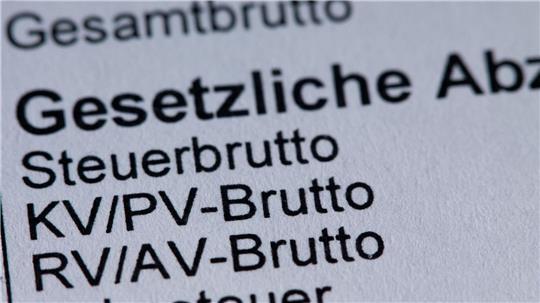Die Beitragsbemessungsgrenze für die Krankenversicherung soll auf 5.812,50 Euro steigen. (Illustration)  
