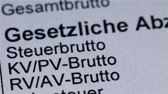 Die Beitragsbemessungsgrenze für die Krankenversicherung soll auf 5.812,50 Euro steigen. (Illustration)