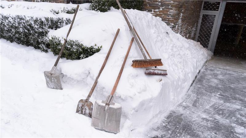 Die Belastung nehme besonders zu, wenn große Schneemengen in kurzer Zeit bewegt werden. (Symbolbild)