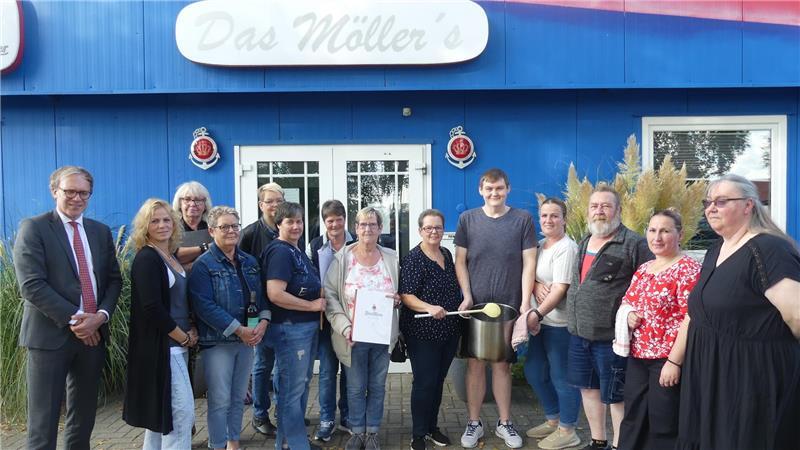 Die Belegschaft des Möller's, hier nach einer Betriebsversammlung mit dem vorläufigen Insolvenzverwalter, will weitermachen: „Wir rocken das“, sagt Nicole Ebeling.