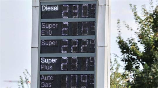 Die Benzinpreise unterscheiden sich je nach Bundesland derzeit deutlich. (Archivbild) 