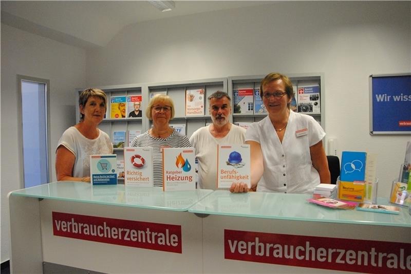 Die Berater der Verbraucherzentrale in Stade: (von links) Renate Schlünzen, Susanne Kirk-Jenett, Werner Neumann und Ute Wiebalck. Foto Stief