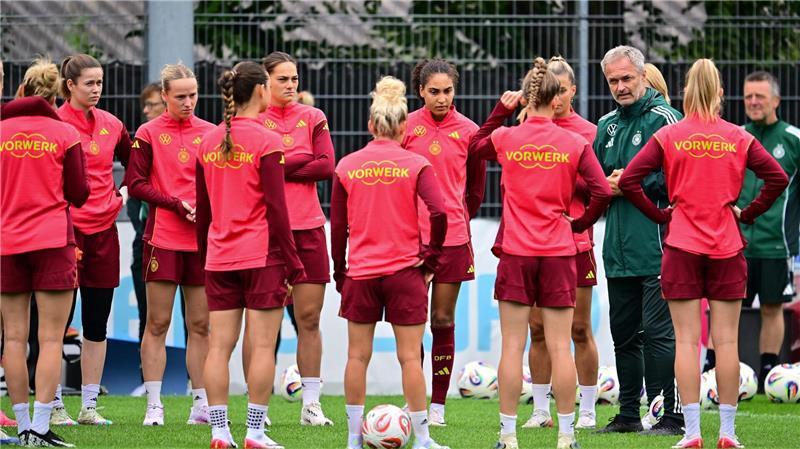 Die Beratungen vor dem Spanien-Spiel laufen.