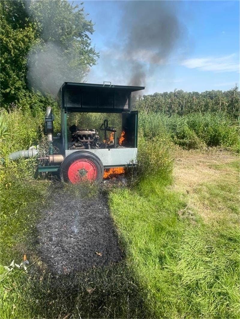 Die Beregnungspumpe geht in einer Obstplantage in Flammen auf.