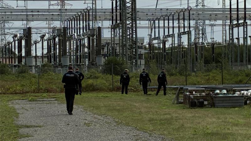 Die Bereitschaftspolizei sucht das Gelände von Tennet und Avacon am Umspannwerk Dollern ab.