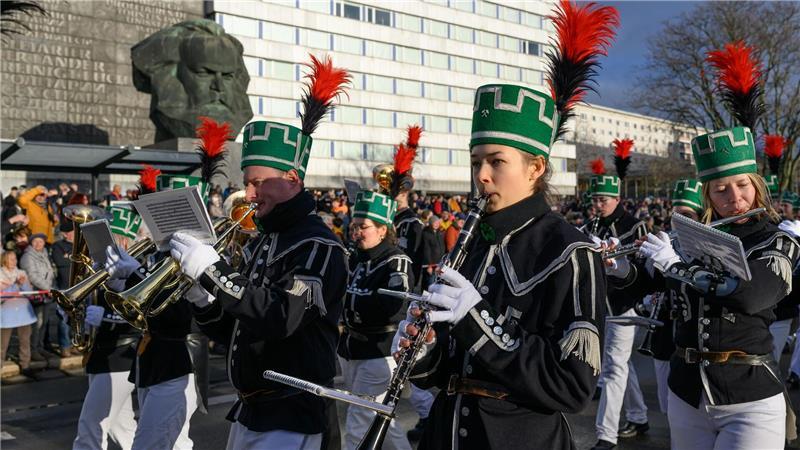 Die Bergparade zum Abschluss des Kulturhauptstadtjahres zieht am Chemnitzer Karl-Marx-Monument vorbei. 