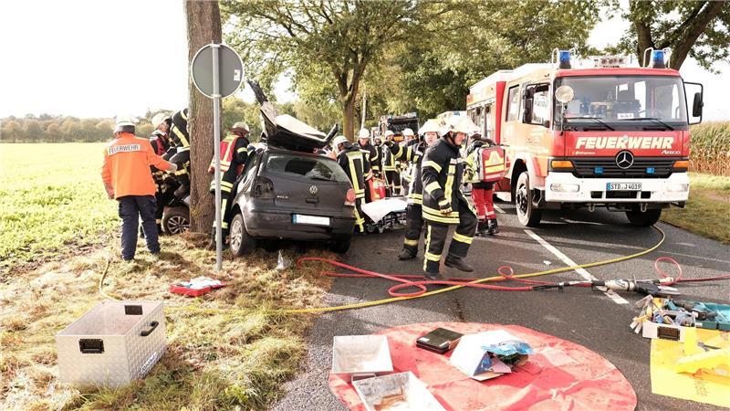 Die Bergung des Autofahrers gestaltete sich sehr kompliziert.