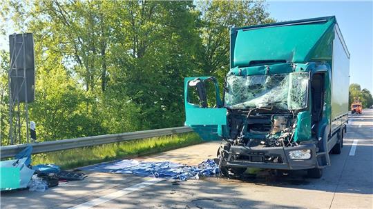 Die Bergung des Sattelschleppers gestaltet sich schwierig. Die Autobahn 27 ist auch am Mittag noch gesperrt.
