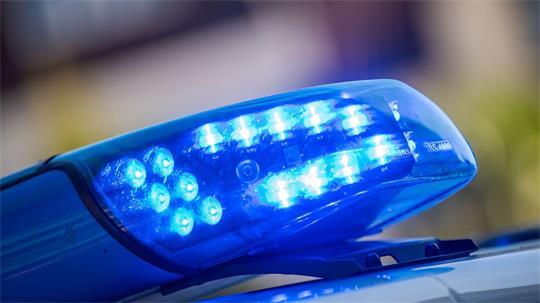 Die Bergung eines Lkw-Anhängers mit Windradflügel dauert an. (Symbolbild)