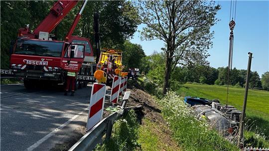 Die Bergung geht weiter, die B495 ist wieder voll gesperrt.