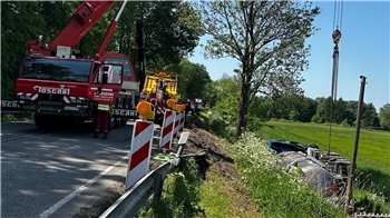 Die Bergung geht weiter, die B495 ist wieder voll gesperrt.