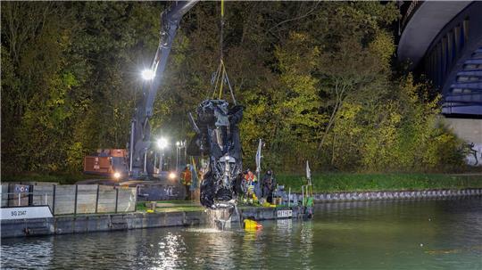 Drei Tote im Kanal – Leichenschau soll Klarheit bringen Die Bergung war laut Feuerwehr kompliziert.