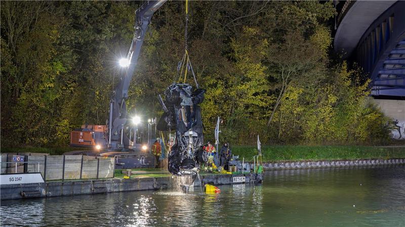 Unfall mit drei Toten im Kanal – Polizei untersucht Leichen Die Bergung war laut Feuerwehr kompliziert.