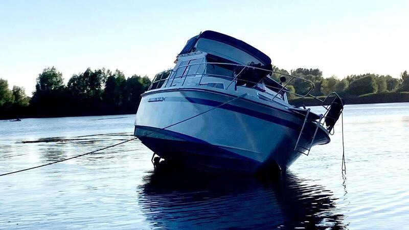 Sportboot auf der Oste in gefährliche Schieflage geraten - Fahrer in Not Die Bergungsaktion erforderte den Einsatz mehrerer Feuerwehren sowie der Wasserschutzpolizei Stade.
