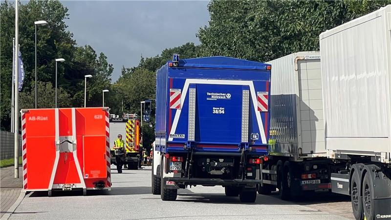 Die Bergungsarbeiten dauern mehrere Stunden nach dem Unfall in einem Kieler Gewerbegebiet an.