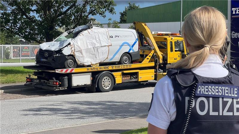 Die Bergungsarbeiten dauerten gegen Mittag an.