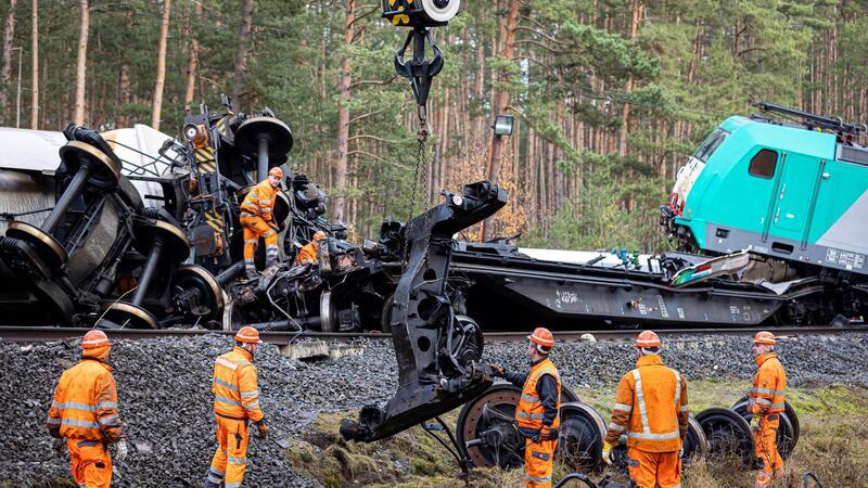 Schwerer Bahn-Crash verursacht Kosten in Millionenhöhe Die Bergungsarbeiten nach der Güterzug-Kollision gestalten sich kompliziert.