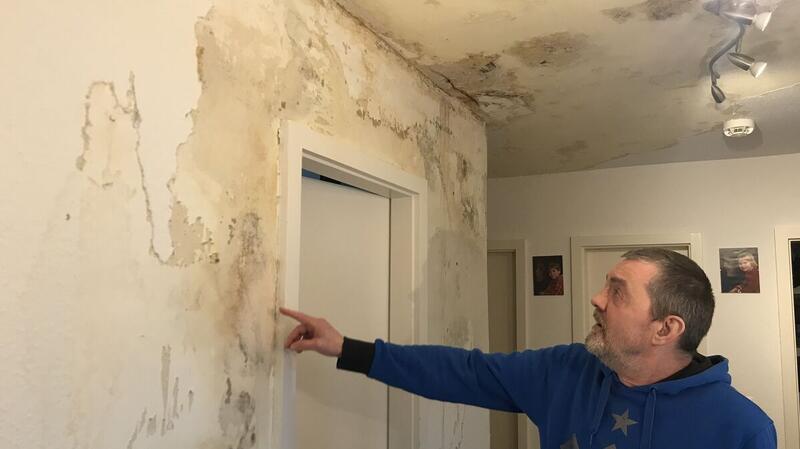 Schimmel und Stromsperre: Cuxhavener Real-Estate-Wohnungen im TV Die Berichte über die Schimmelwohnungen im Hochhaus (hier Mieter Günther Ehlen im Flur) haben die Runde gemacht.