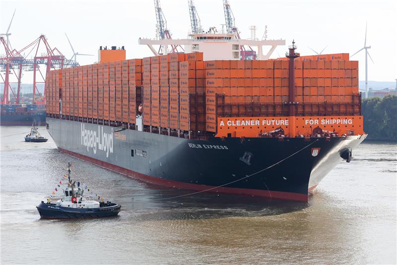 Die "Berlin Express", das bislang größte Containerschiff unter deutscher Flagge, ist am Montag getauft worden. Foto: Bodo Marks/dpa