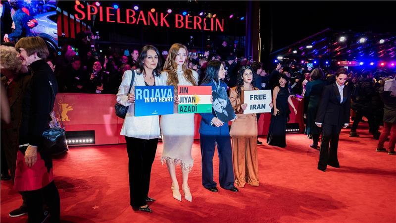 Muss man sich als Filmstar politisch äußern? Die Berlinale gilt als ausgesprochen politisches Filmfestival - einige Filmschaffende nutzten die Eröffnung für ein politisches Statement. (Archivbild)