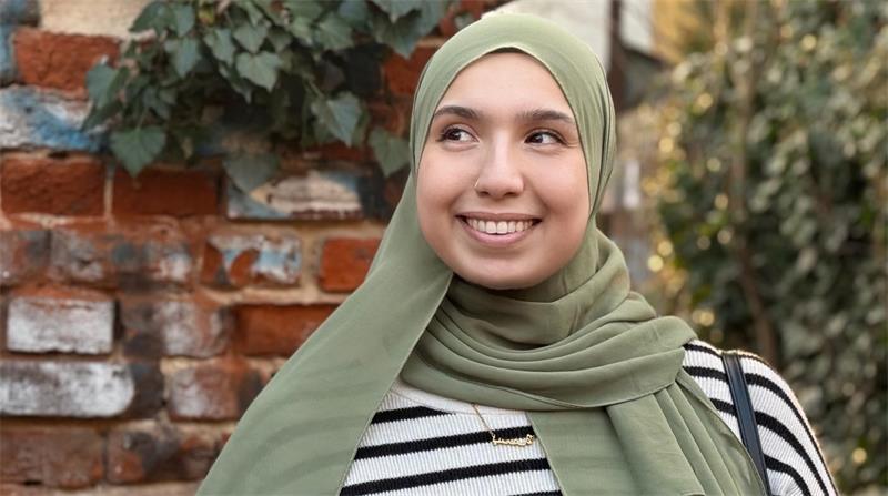Die Berliner Autorin Basma Hallak macht mit ihrem Buch „Please Unfollow“ das Rennen um den Buxtehuder Bullen.