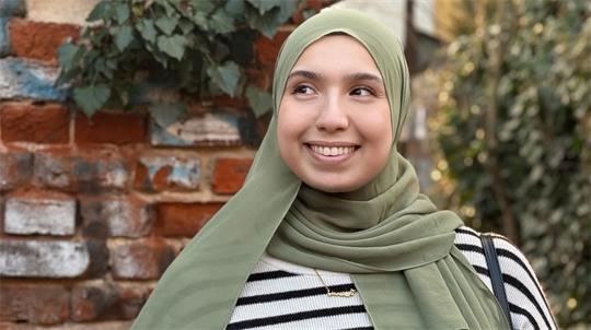 Die Berliner Autorin Basma Hallak macht mit ihrem Buch „Please Unfollow“ das Rennen um den Buxtehuder Bullen.