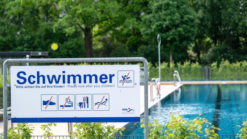 Ausweispflicht und Digitaltickets in Berliner Bädern Die Berliner Bäderbetriebe haben ihr neues Sicherheitskonzept vorgestellt.