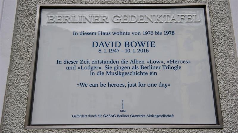 50 Jahre Bowie in Berlin: Er kam zum Cleanwerden Die „Berliner Gedenktafel“ zu Ehren Bowie in der Hauptstraße in Berlin-Schöneberg. (Archivbild)