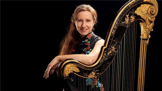 Die Berliner Harfenistin Eva Curth spielt in St. Petri in Buxtehude.