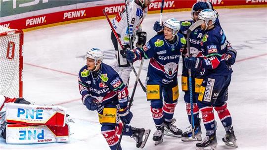 Die Berliner Leo Pföderl, Jonas Müller, Marcel Noebels und Kai Wissmann (l-r) jubeln nach einem Treffer.