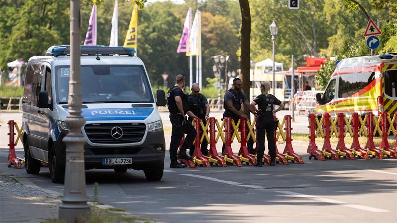 Die Berliner Polizei sichert die Techno-Parade „Rave The Planet“ mit einem großen Aufgebot.