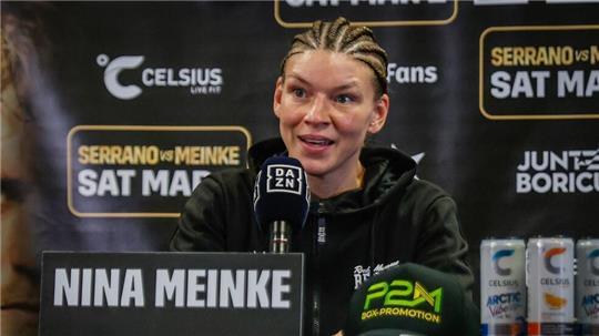 Die Berliner Profi-Boxerin Nina Meinke hat sich zur Weltmeisterin gekürt.