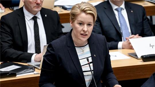 Die Berliner Senatorin für Wirtschaft, Energie und Betriebe, Franziska Giffey (SPD), ist bei einem tätlichen Angriff im Stadtteil Rudow leicht verletzt und danach im Krankenhaus behandelt worden.