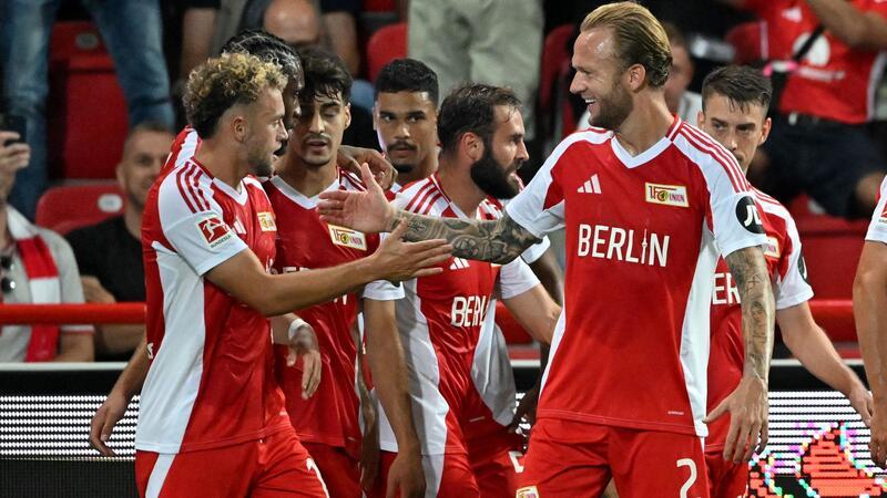 Die Berliner bejubeln die Führung gegen Aufsteiger St. Pauli.