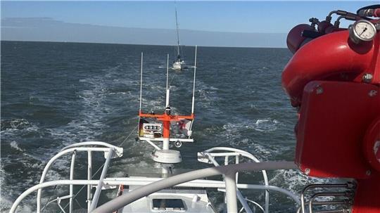 Die "Bernhard Gruben" von der Station Hooksiel nimmt die Segelyacht in Schlepp.