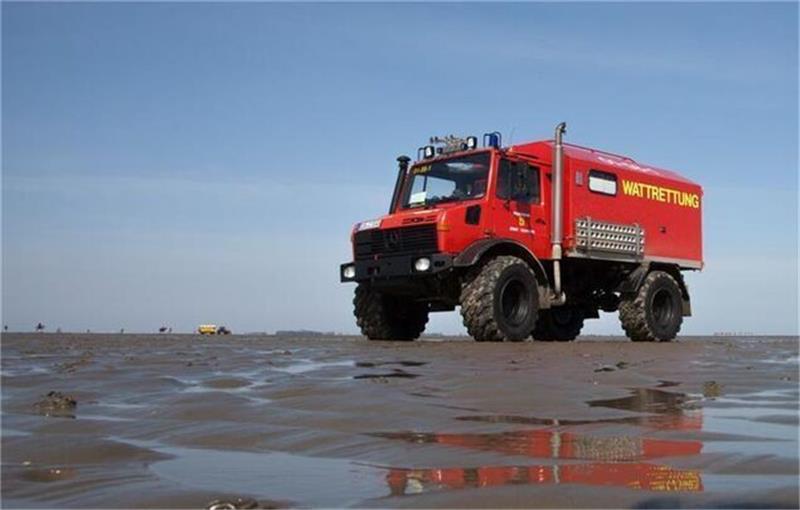 Zwei Menschen bei Reitunfall in der Nähe des Cuxhavener Strandes verletzt Die Berufsfeuerwehr und die Freiwillige Feuerwehr Duhnen fuhren mit zwei Wattunimogs raus zum Unfall. Archivfoto: Berufsfeuerwehr Cuxhaven