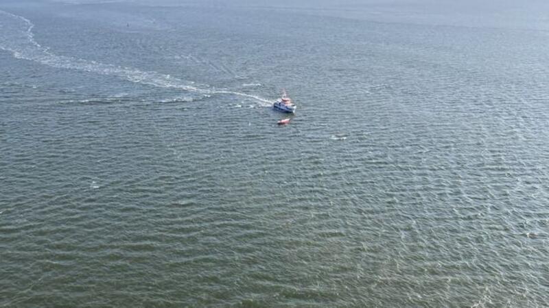 Die Besatzung des Seenotrettungskreuzers "Anneliese Kramer" eilt der Crew auf dem Segelboot zu Hilfe. Foto: Francke