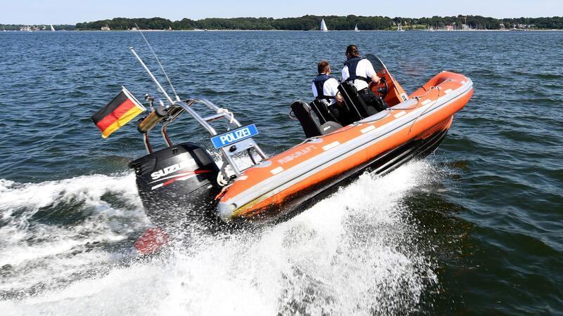Polizei setzt zur Kieler Woche auf Drohnenbilder Die Besatzung eines Polizei-Schlauchbootes fährt über die Förde.