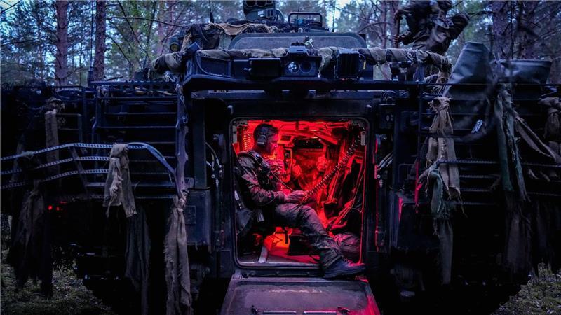 Die Besatzung eines Schützenpanzers der Bundeswehr nimmt an der Großübung „Freedom Shield 2026“ in Litauen teil.