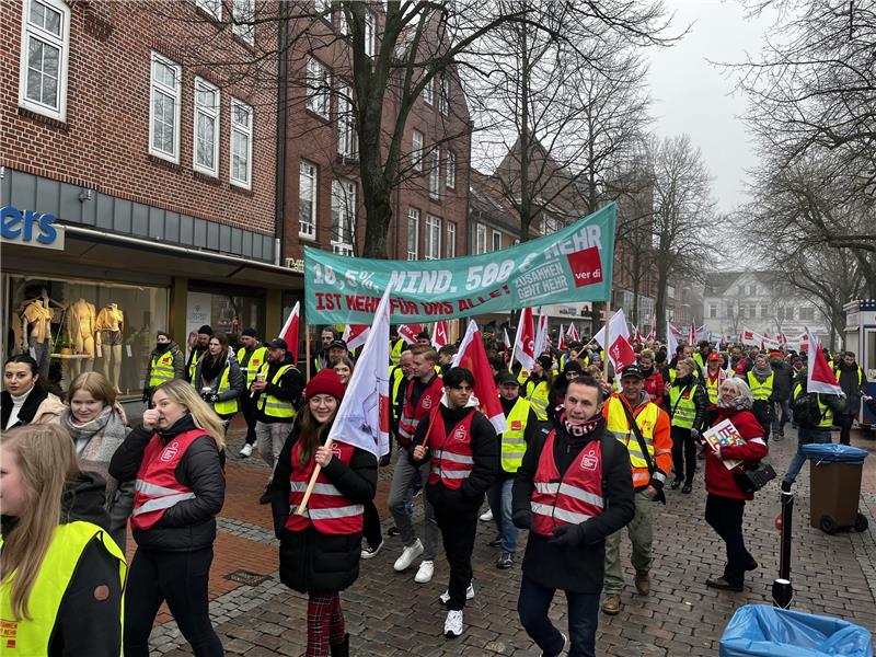Streik trifft den Landkreis: Mülltonnen bleiben stehen, Busse im Depot Die Beschäftigten aus dem öffentlichen Dienst sowie von der KVG ziehen durch die Hansestadt Stade. Foto: Richter