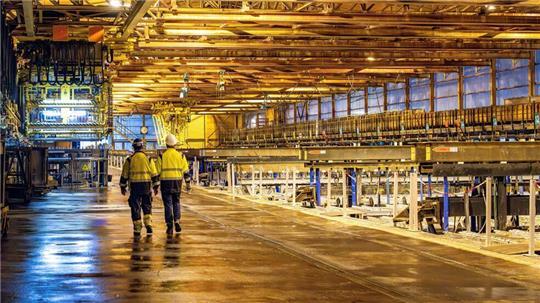 Die Beschäftigten der Metall- und Elektroindustrie in Niedersachsen sind mit dem jüngsten Tarifangebot der Arbeitgeber nicht zufrieden. (Archivbild)