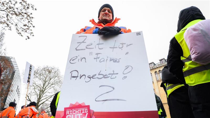 Die Beschäftigten des Landes fordern höhere Löhne.