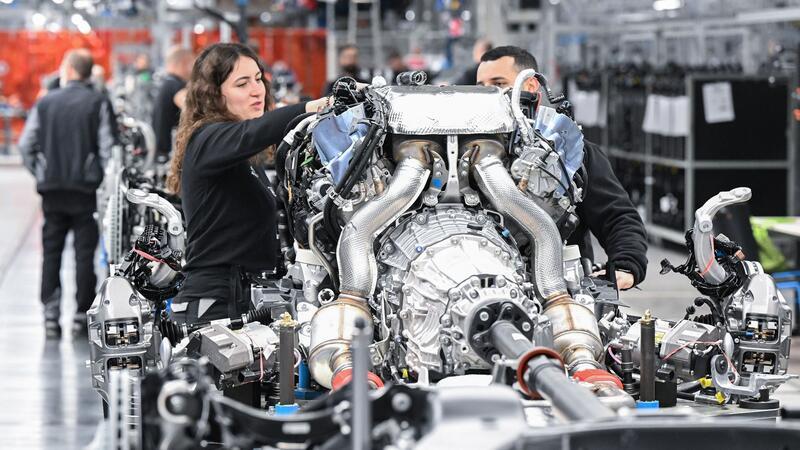 Kluft zwischen Zulieferern und Autoherstellern wächst weiter Die Beschäftigungssituation am Autostandort Deutschland hat sich laut einer Studie 2023 kaum verbessert.