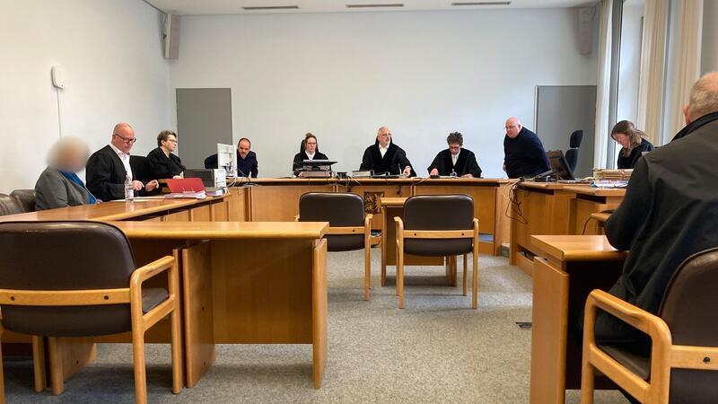 Wegen Katze: Frau wird versuchter Totschlag an 83-Jähriger vorgeworfen Die Beschuldigte (l.) sitzt im Verhandlungssaal neben ihrem Anwalt.