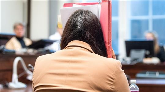 Großmutter in Hausbruch erstochen – Enkelin in Psychiatrie eingewiesen Die Beschuldigte tötete nach Überzeugung der Strafkammer ihre eigene Großmutter, ist aber wegen einer psychischen Erkrankung schuldunfähig.