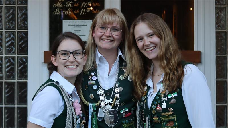 Sauensiek: Metallbauender Senkrechtstarter wurde an die Kette gelegt Die Beste Dame Alina Prigge mit ihren Adjutantinnen Anneke Brümmer und Jenny Löhn.