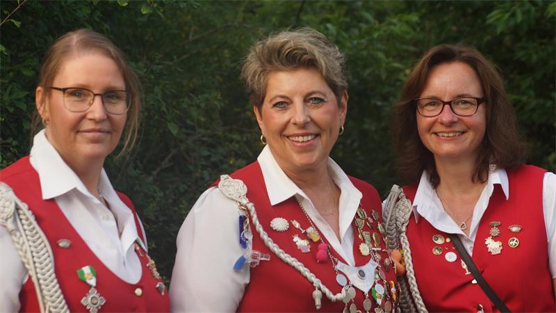 Schützenfest in Moisburg: Mike Postier wird Schützenkönig Die Beste Dame Melanie Schindelhauer (Mitte) mit ihren Adjutantinnen Nicole Weißer (links) und Jeanette Leipold.