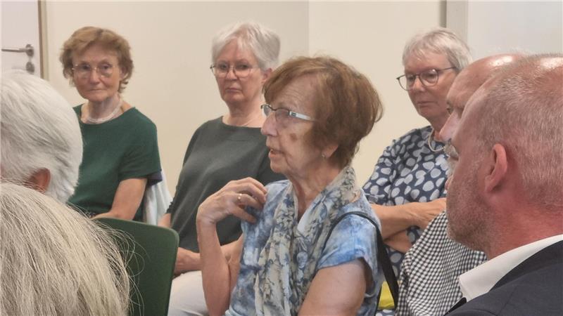 „Fit bis 100 Jahre” – Stader diskutieren über Leben im Alter Die Besucher beteiligten sich rege an der Diskussion zu Wünschen für und Herausforderungen im Leben im Alter.